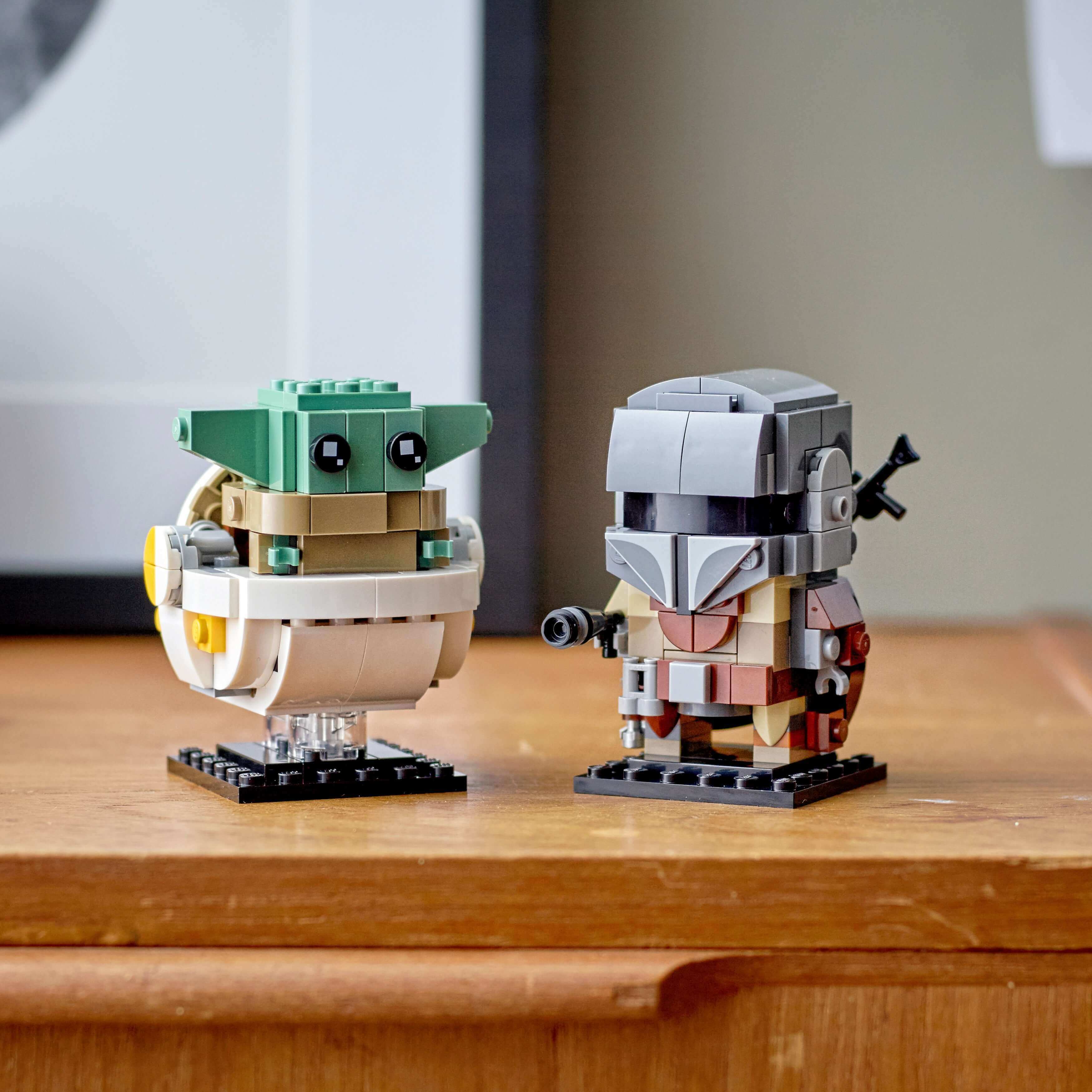 LEGO® BrickHeadz Star Wars featuring The Mandalorian and The Child, ideal for display and collecting.